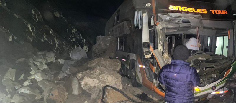 Arequipa: cinco heridos tras caída de rocas sobre bus interprovincial en La Planchada en la Panamericana Sur
