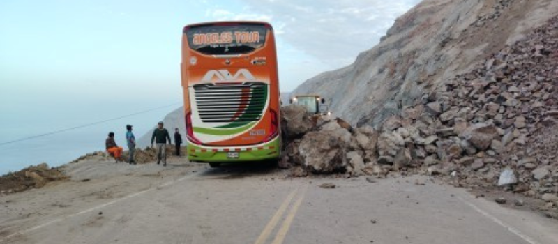 Arequipa: cinco heridos tras caída de rocas sobre bus interprovincial en La Planchada en la Panamericana Sur